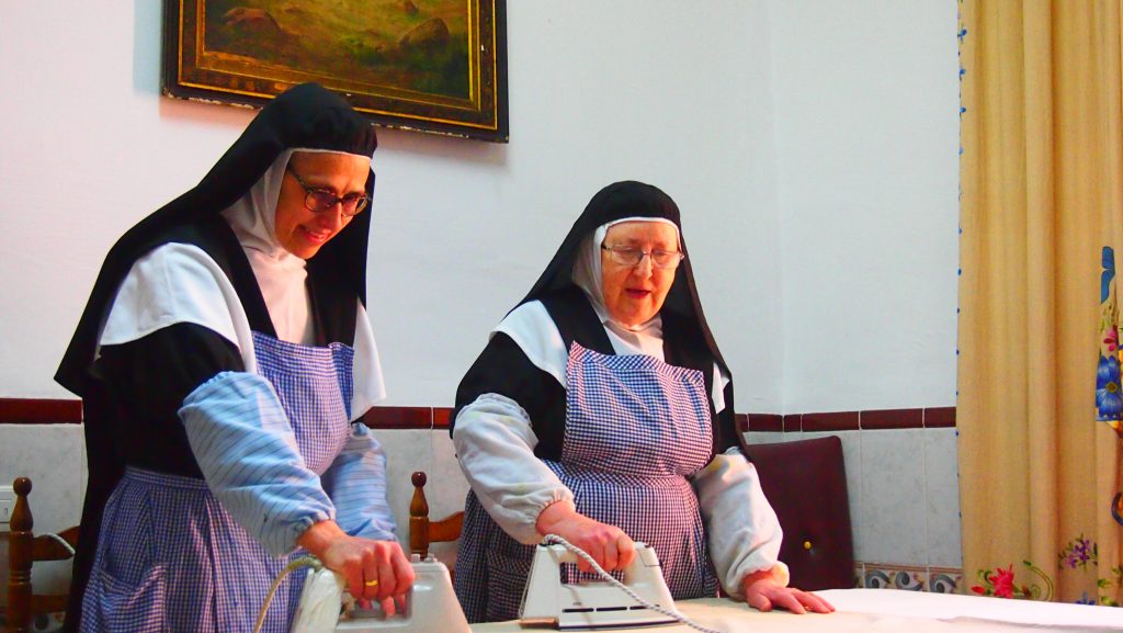 Dia a día Agustinas Descalzas tiempo de planchar la ropa de la sacristía...