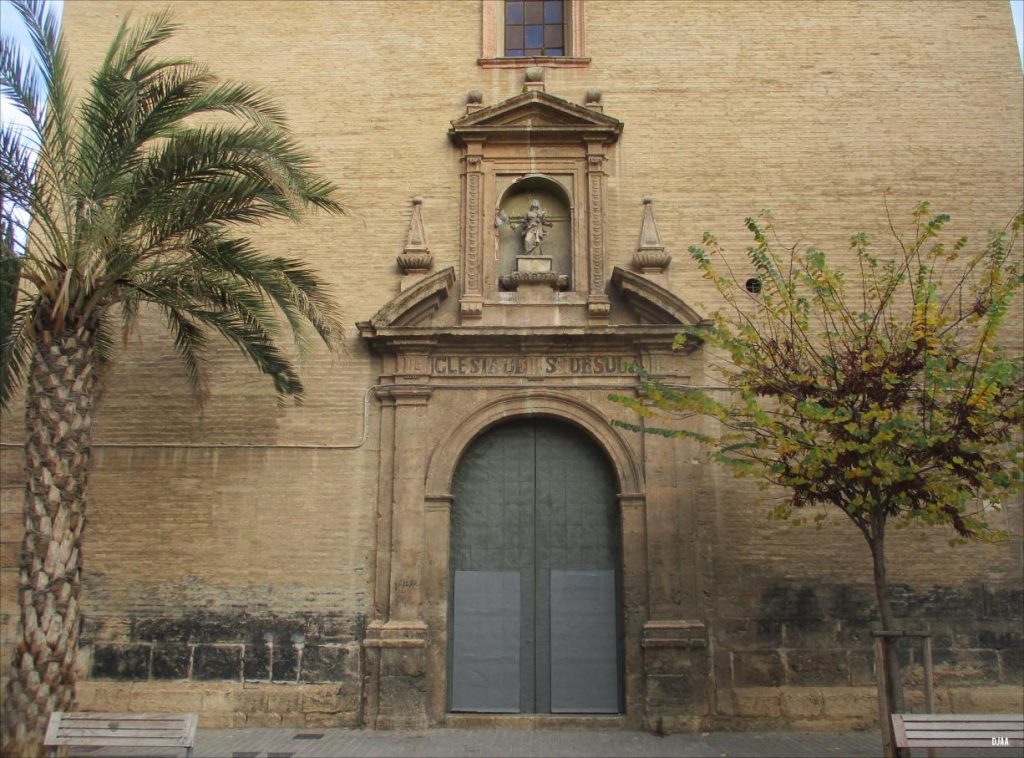 Acceso a la Iglesia conventual